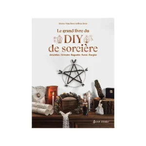 IImage montrant la couverture du livre Le grand livre du DIY de sorcière de Flora Denis et Marine Nina Denis, avec des photographies de Benoit Beghyn. La couverture est ornée d'illustrations mystiques et magiques, évoquant l'univers de la sorcellerie et du DIY