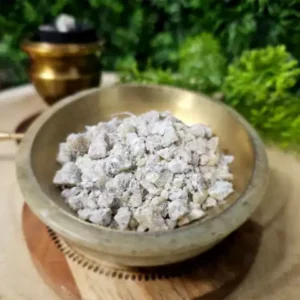 Résine de benjoin naturelle en grains pour encens dans un bol en laiton