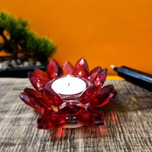 Image d'un bougeoir en forme de lotus en cristal rouge, conçu pour accueillir des bougies votives. Mesurant 11 cm x 5,5 cm, ce bougeoir ajoute une touche d'élégance et de symbolisme à votre intérieur, parfait pour la méditation et la relaxation.