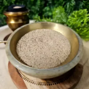 Encens Oliban en poudre présenté dans un bol en laiton