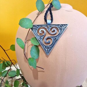 pendentif triangle triskel