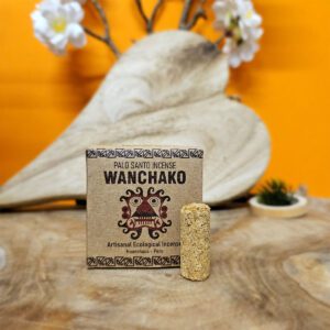 Image montrant une boîte d'encens Palo Santo Wanchako avec quatre bâtons de 5 cm chacun. L'encens est artisanal, écologique, et 100% naturel. Il est utilisé pour purifier l'environnement, expulser les énergies négatives, et offrir une expérience relaxante. La boîte est certifiée SERFOR et sans emballage plastique. Chaque bâton brûle pendant environ 25-30 minutes.