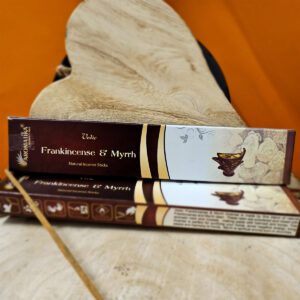 L'image montre une boîte de 12 bâtons d'encens Frankincense et Myrrh, fabriqués à la main par Aromatika à Jaipur, Inde. Les bâtons sont disposés avec soin, illustrant leur qualité artisanale. Le design de l'emballage reflète l'origine historique et spirituelle de l'encens, mettant en avant ses propriétés purifiantes et apaisantes.