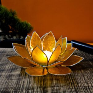 Bougeoir Lotus - Jaune Argent en coquille de Capiz, symbolisant le passage des ténèbres à la lumière et les sept chakras. Ce bougeoir allie beauté et spiritualité, parfait pour illuminer votre espace.