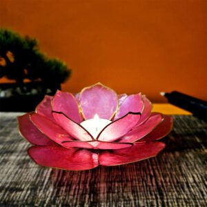 Bougeoir Lotus - Rose Or en coquille de Capiz, symbolisant le passage des ténèbres à la lumière et les sept chakras. Ce bougeoir allie beauté et spiritualité, parfait pour illuminer et décorer votre espace.