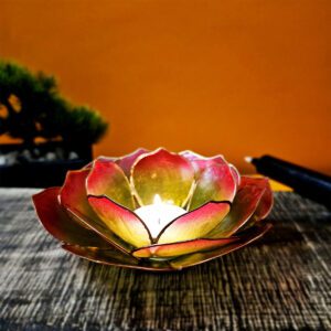 Le Bougeoir Lotus - Rose Vert Or en coquille de Capiz symbolise le passage des ténèbres à la lumière et les sept chakras. Ce bougeoir allie beauté et spiritualité, parfait pour illuminer et décorer votre espace.