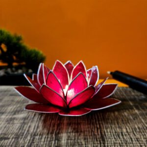 Découvrez Bougeoir Lotus - Rouge Argent réalisé en coquille de Capiz. Symbolisant le passage des ténèbres à la lumière et les sept chakras, ce bougeoir allie beauté et spiritualité, parfait pour illuminer votre espace.