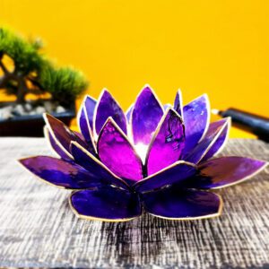 Bougeoir Lotus - Violet Or en coquille de Capiz, symbolisant le passage des ténèbres à la lumière et les sept chakras. Ce bougeoir allie beauté et spiritualité, parfait pour illuminer votre espace.