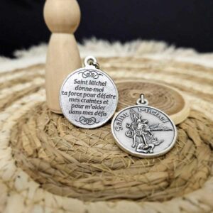 Médaille de Saint Michel en argent avec une prière gravée au dos, représentant l'archange tenant une épée. Symbole de protection et de courage, cette médaille aide à surmonter les défis de la vie quotidienne grâce à une invocation spirituelle puissante