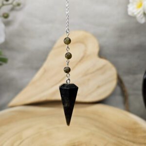 Pendule en labradorite naturelle utilisé pour la radiesthésie, la voyance et la protection contre les énergies négatives, avec des reflets irisés et une chaîne en métal argenté