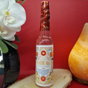 Flacon d’eau nettoyante Positive Vibes 221 ml pour favoriser l’énergie positive.