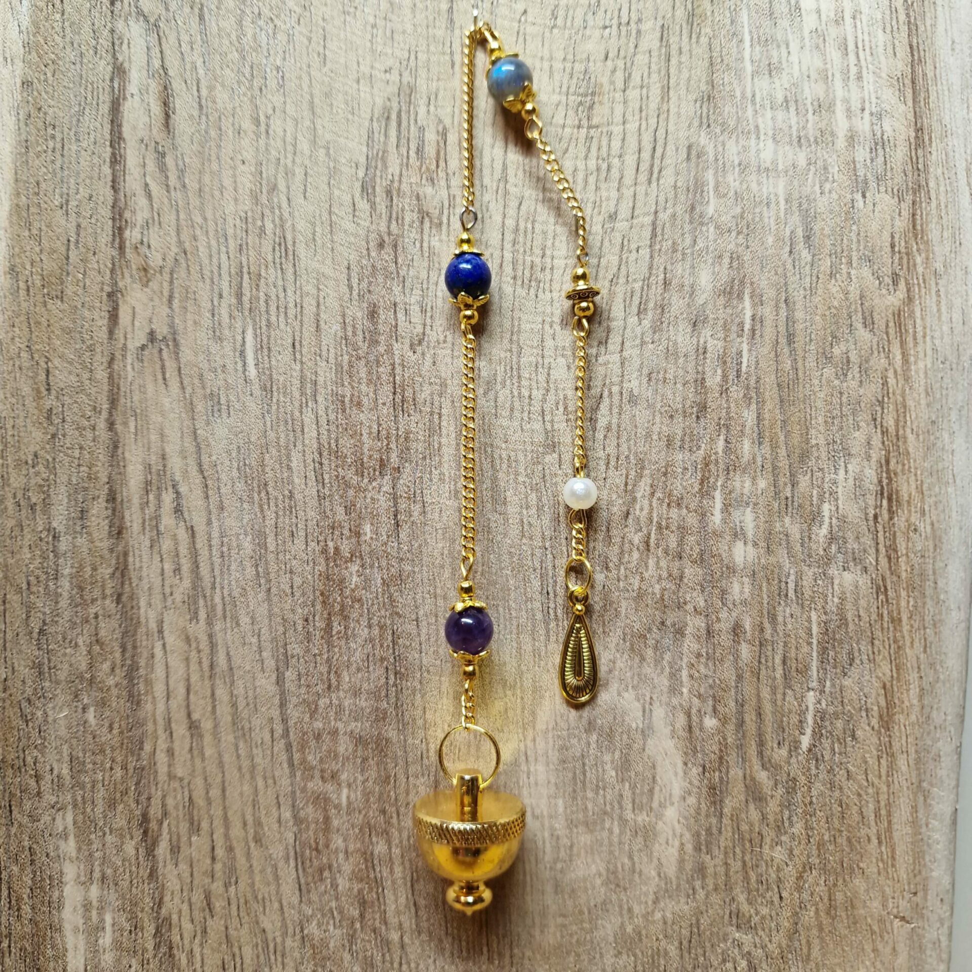 Image du Pendule Chemin de Vie 7 composé d’Améthyste, de Lapis-Lazuli et de Labradorite pour soutenir la sagesse, l’intuition et la protection énergétique.