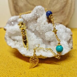 Image du Pendule Chemin de Vie 5 composé de Turquoise, de Sodalite et de Howlite pour soutenir la liberté intérieure, la clarté mentale et l’apaisement.