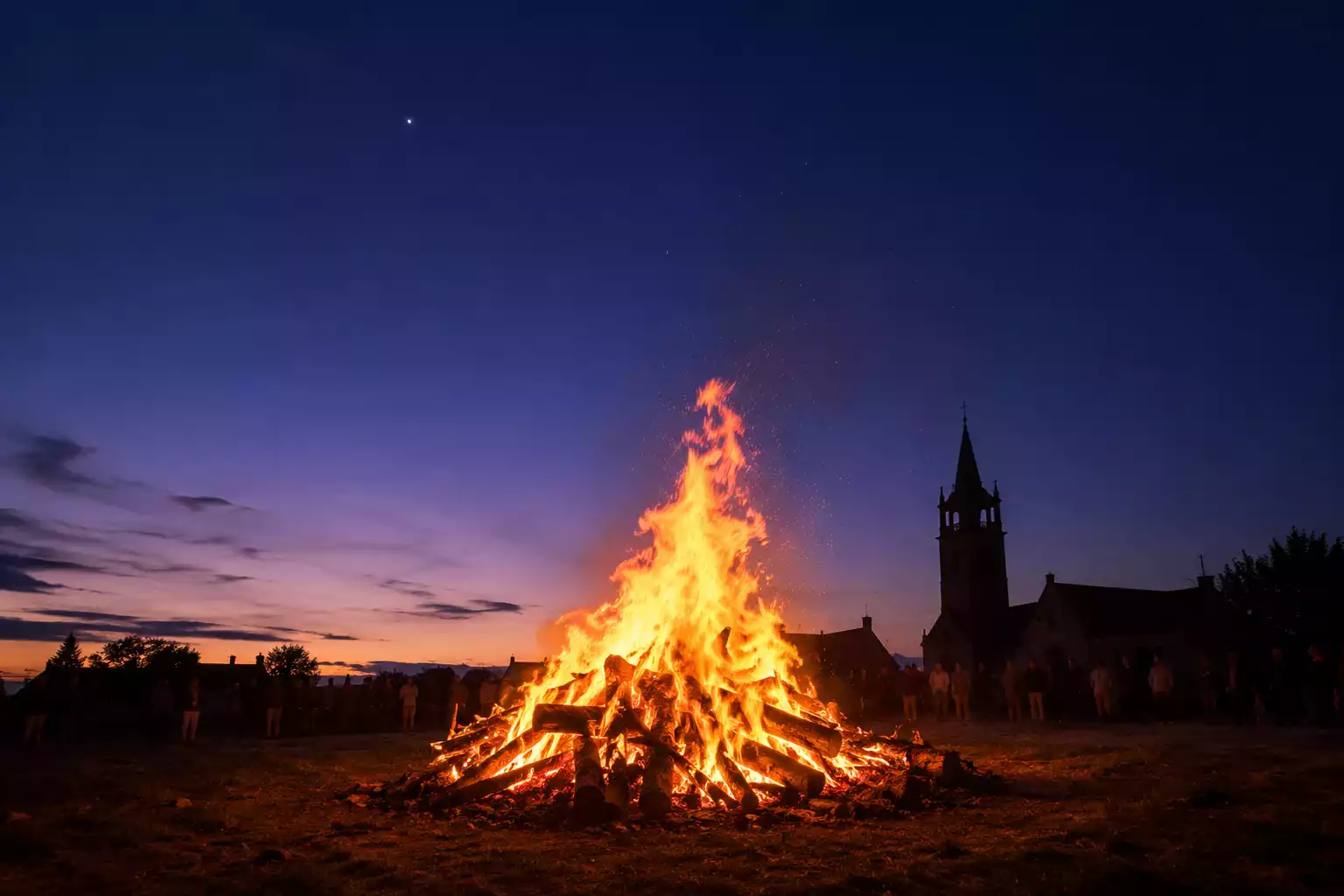 Feux de la Saint-Jean traditionnels en Bretagne au crépuscule du solstice