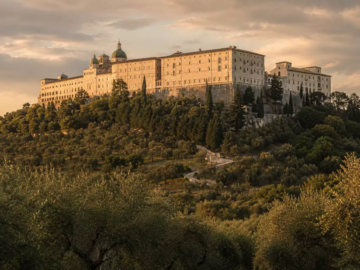 L'abbaye du Mont-Cassin dominant la plaine du Garigliano