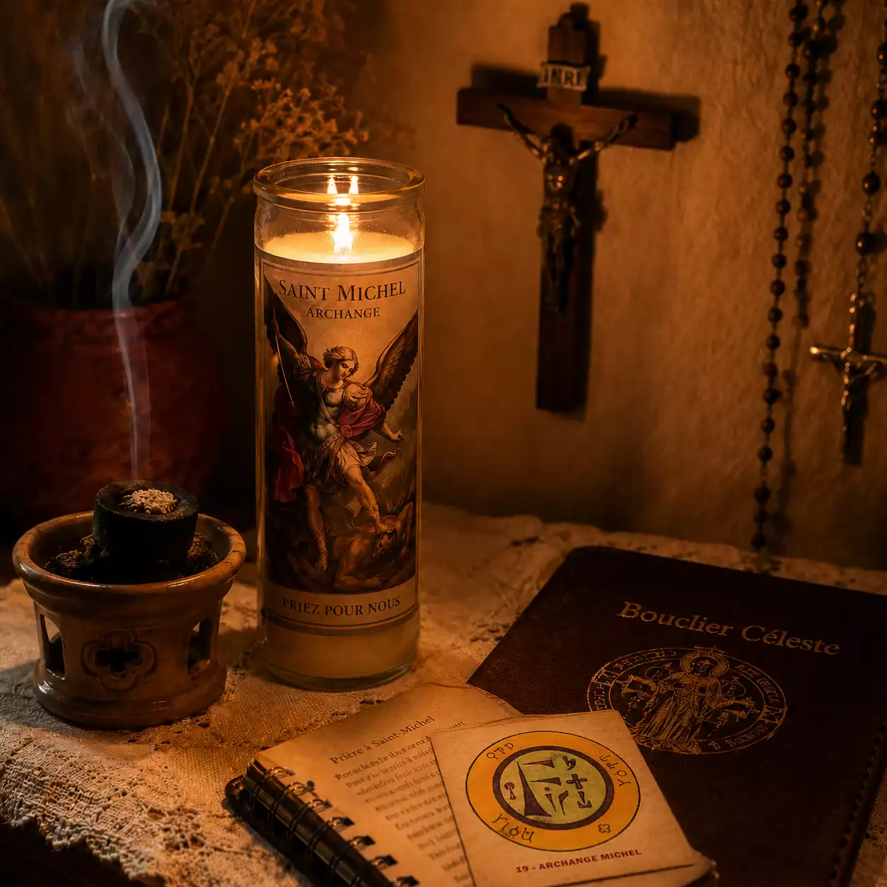 Autel de prière catholique dédié à saint Michel avec bougie de neuvaine allumée, encens fumant et pentacle papier posé sur un livret spirituel.