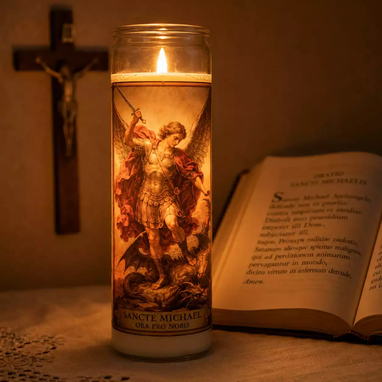Bougie de neuvaine à saint Michel allumée — image de l'archange visible sur le verre