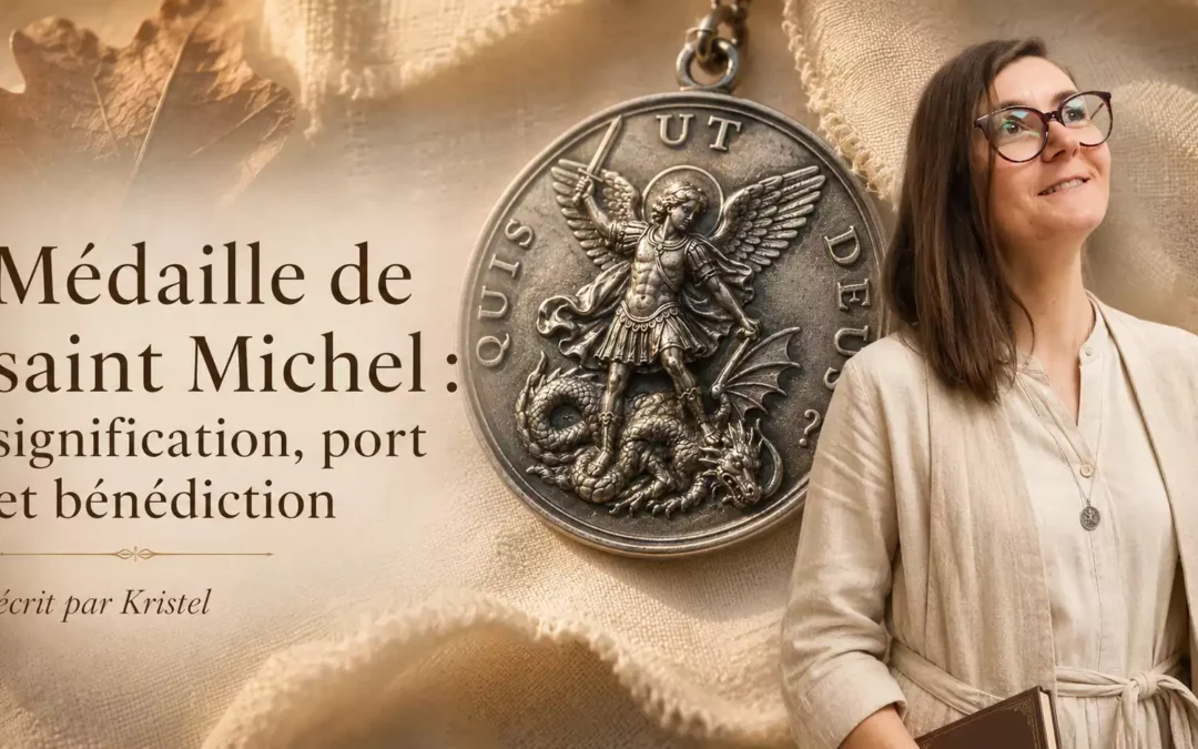 Médaille de saint Michel en argent — détail macro de la gravure Quis ut Deus